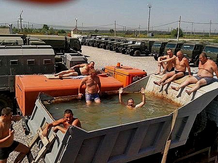 Водоем в кусове самосвала.