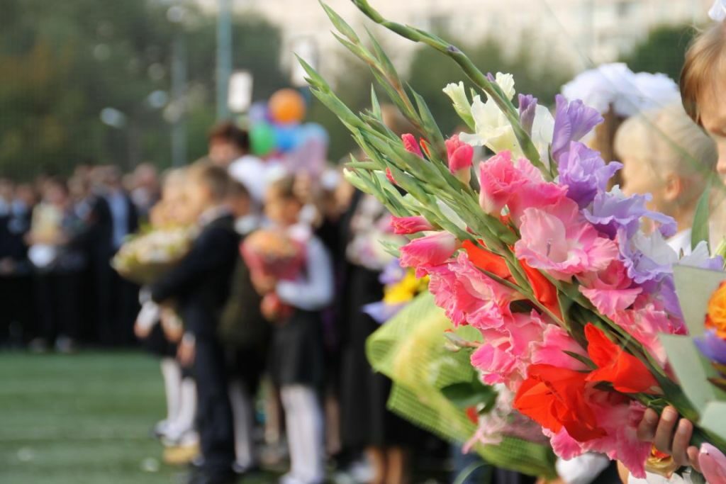Цветы и школьники на школьной линейке