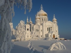 Белый храм зимой.