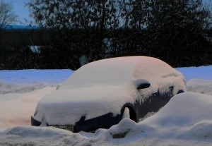 Занесенный снегом автомобиль